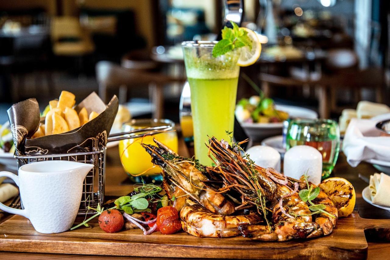 Pullman Sharjah Hotel Екстериор снимка A meal at the restaurant