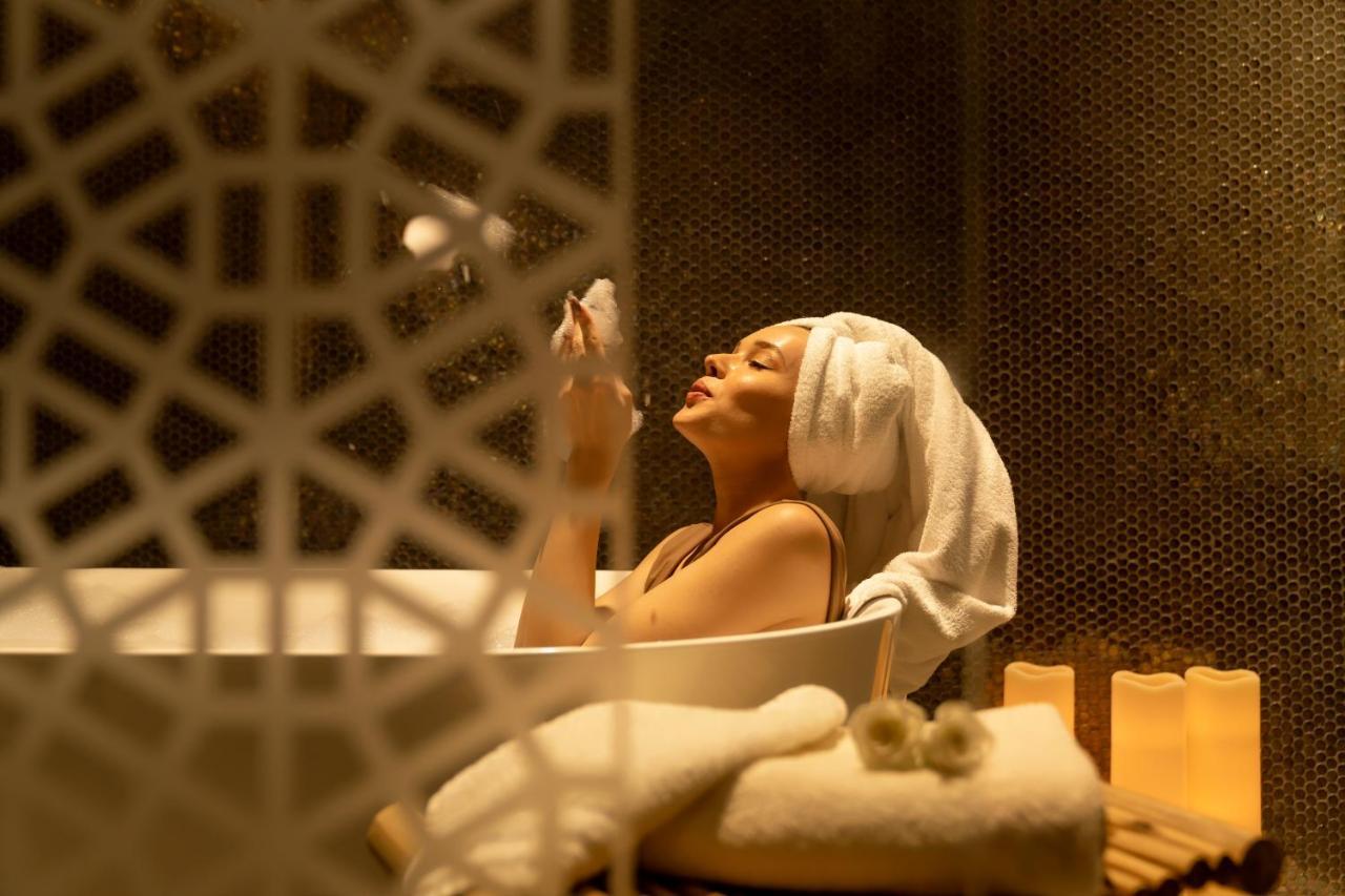 Pullman Sharjah Hotel Екстериор снимка A woman in a spa