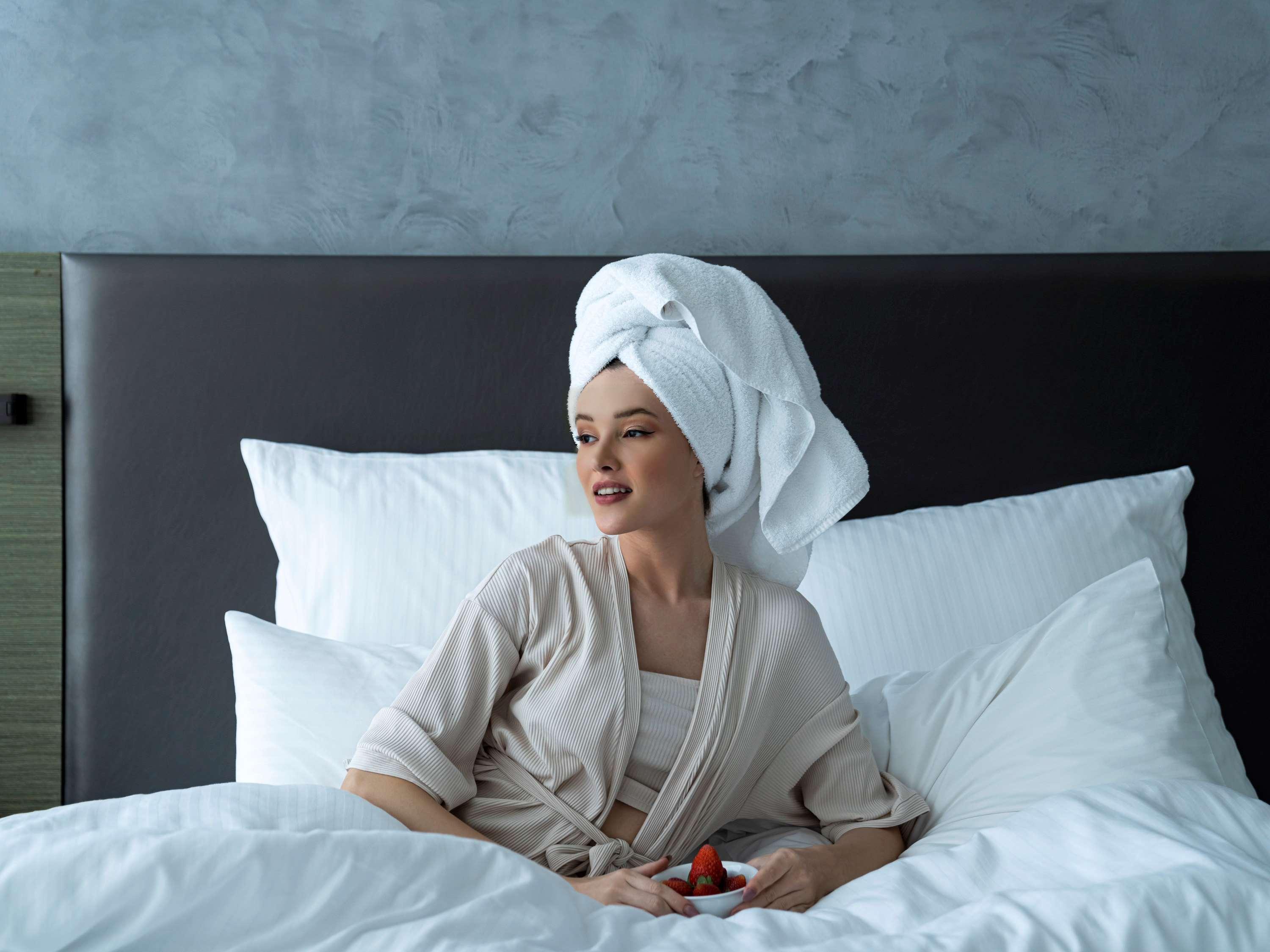 Pullman Sharjah Hotel Екстериор снимка A woman wearing a bathrobe